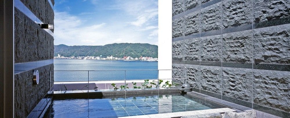 Pemandian terbuka dengan pemandangan