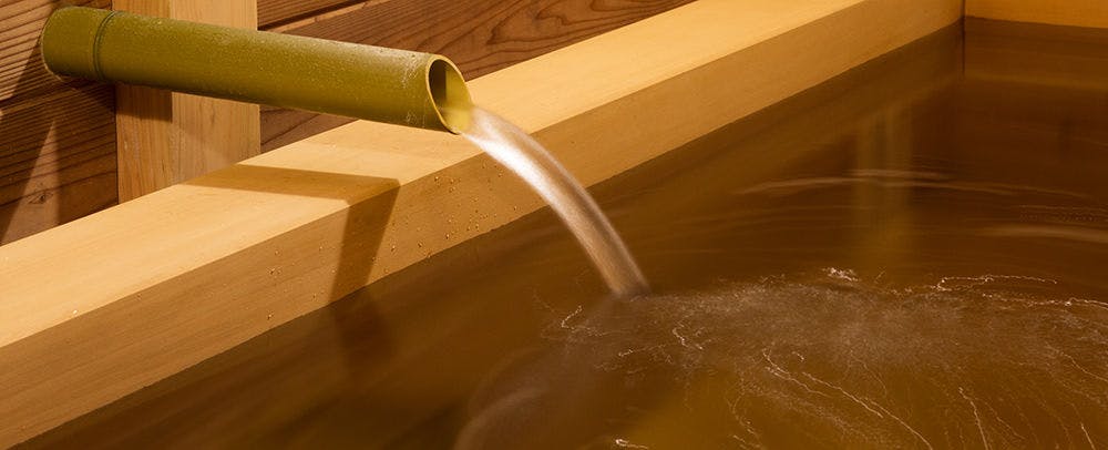 Mata air panas dan mandi