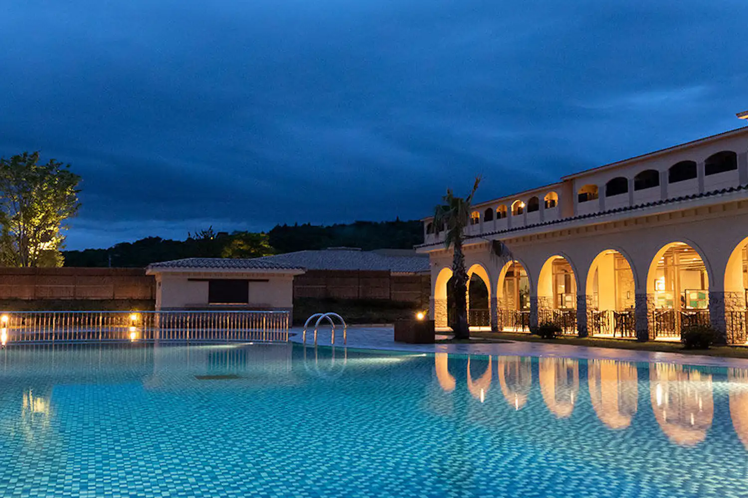 สระว่ายน้ำในสวน