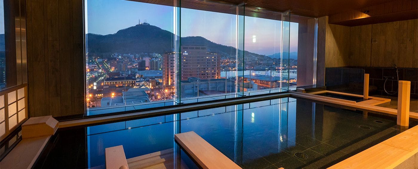 Mata air panas dan bilik mandi