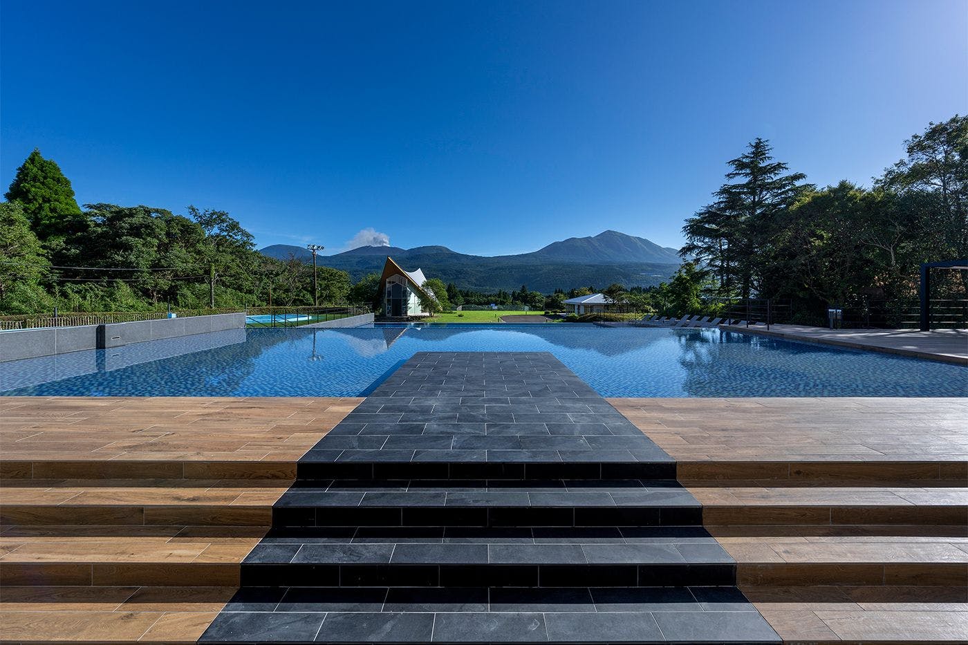 ทัศนียภาพที่สามารถมองเห็นเทือกเขาคิริชิมะอันยิ่งใหญ่รอต้อนรับคุณ