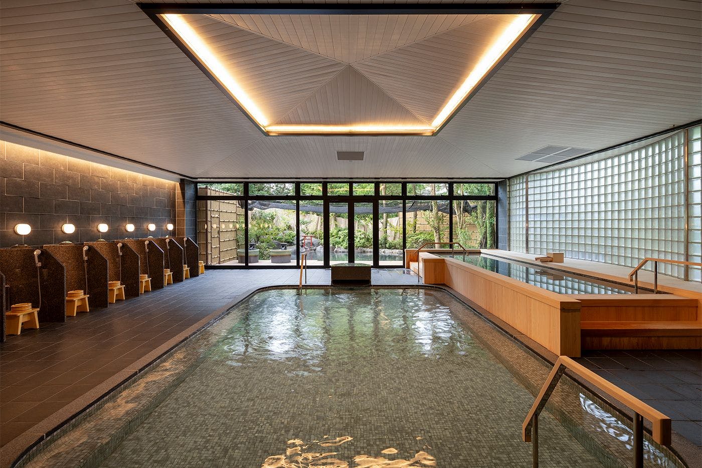 บ่อน้ำพุร้อนกันโจ