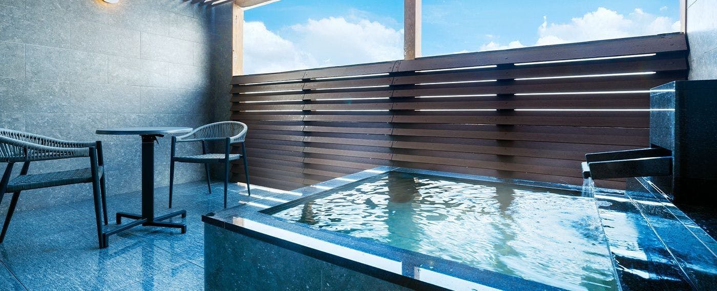 Premium Four dengan Pemandian Air Panas Terbuka