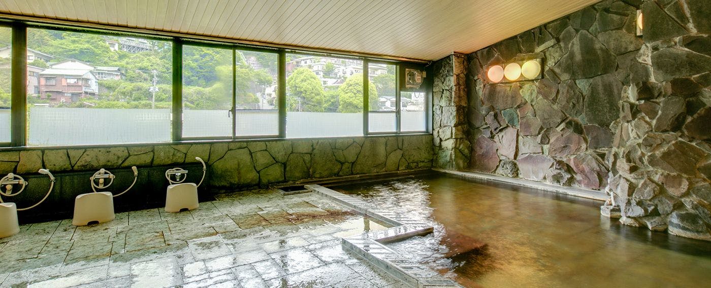 ห้องอาบน้ำขนาดใหญ่และบ่อน้ำร้อนกลางแจ้งพร้อมวิว