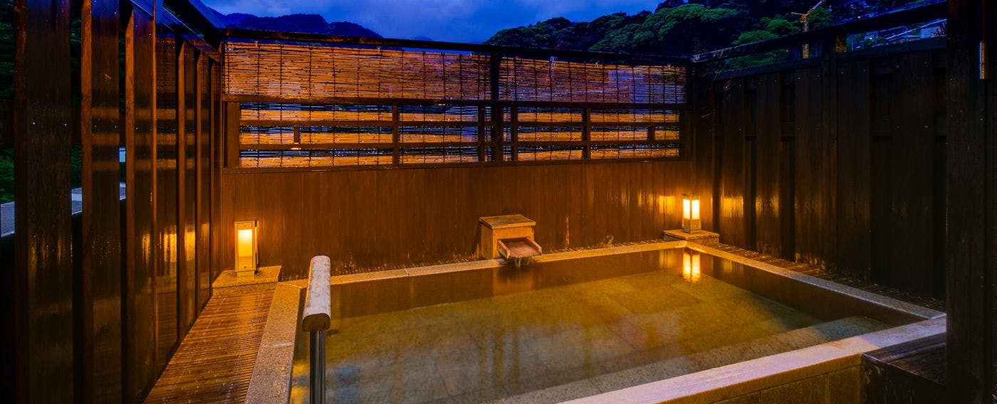 ห้องอาบน้ำขนาดใหญ่และบ่อน้ำร้อนกลางแจ้งพร้อมวิว