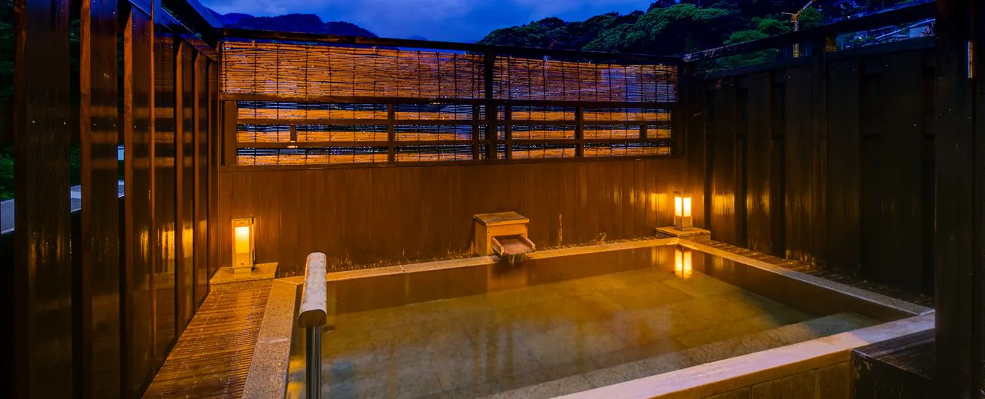 ห้องอาบน้ำขนาดใหญ่และบ่อน้ำร้อนกลางแจ้งพร้อมวิว