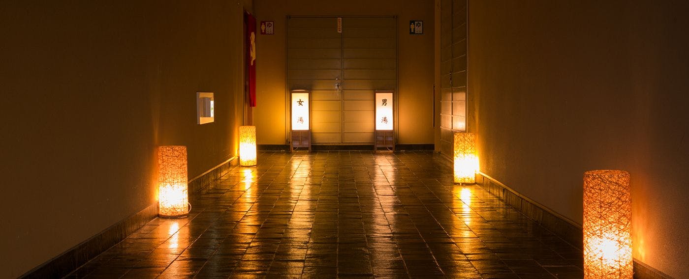 ห้องอาบน้ำขนาดใหญ่และบ่อน้ำร้อนกลางแจ้งพร้อมวิว