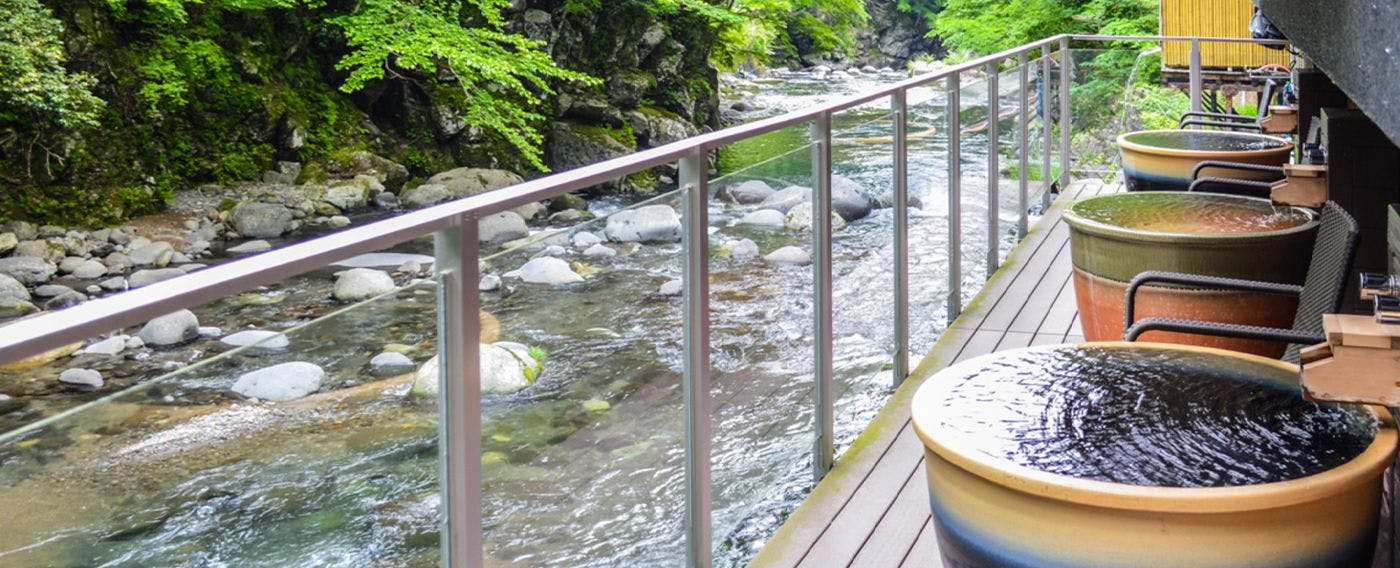 Open-air ceramic bath
