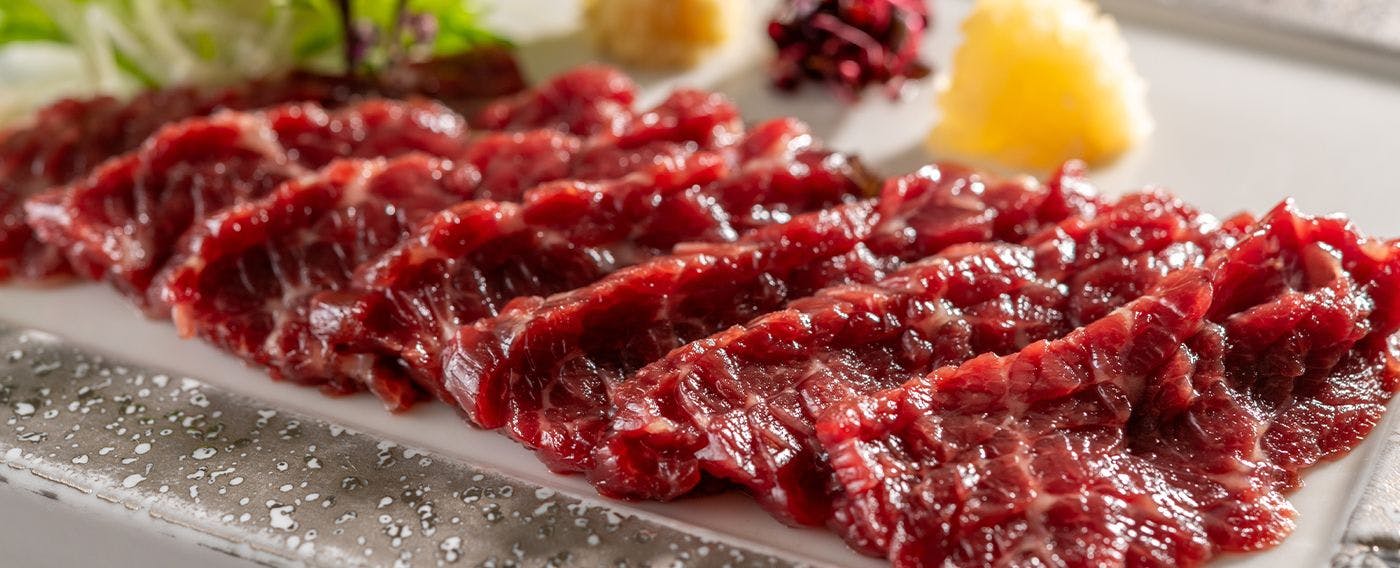 บุฟเฟต์ × เลือกเมนูพิเศษได้ 4 แบบ　ซาชิมิเนื้อม้าจากจังหวัดอาโอโมริ