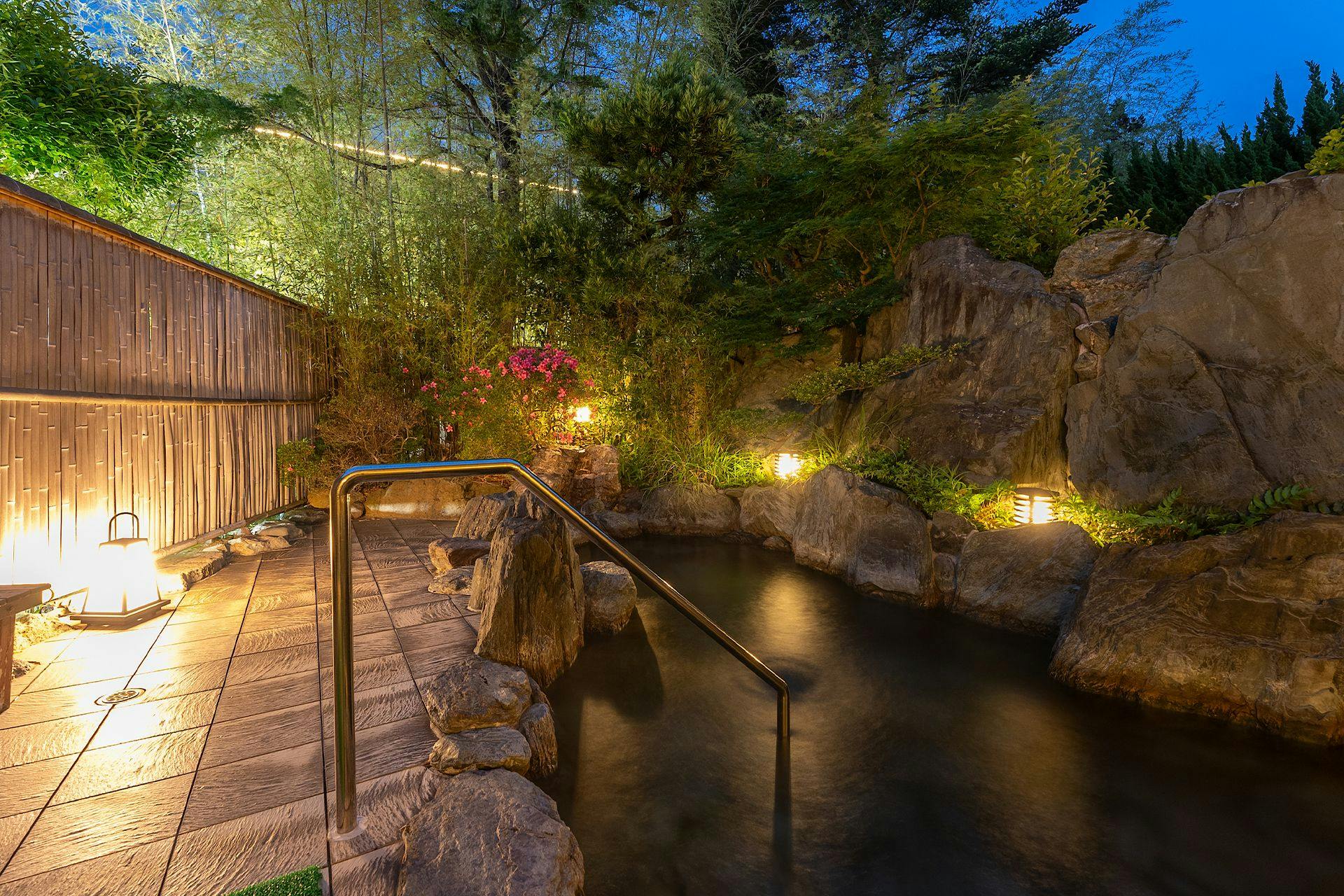 露天溫泉　夜間