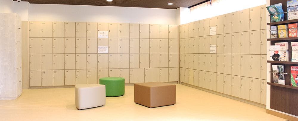 Dilarang menggunakan alas kaki di dalam ruangan.