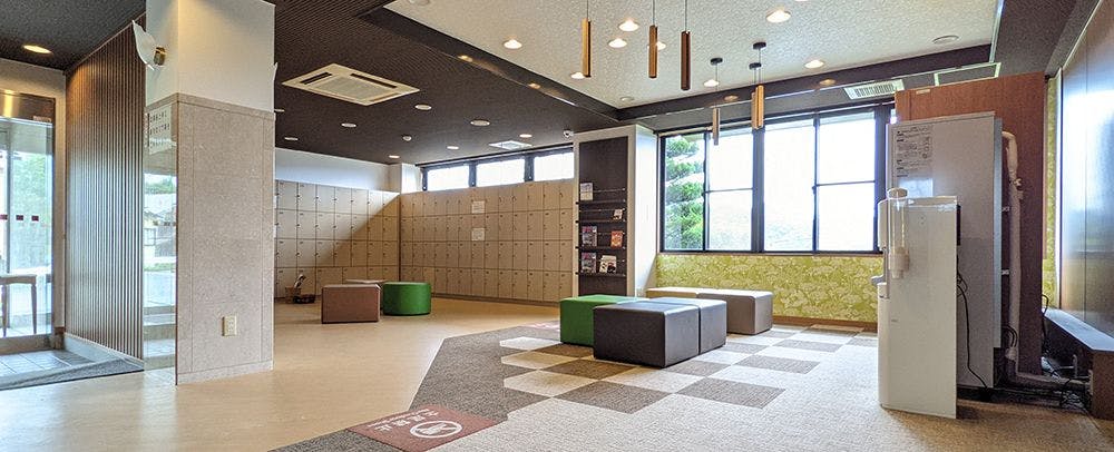 Dilarang menggunakan alas kaki di dalam ruangan.