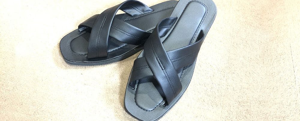 Dilarang menggunakan alas kaki di dalam ruangan.