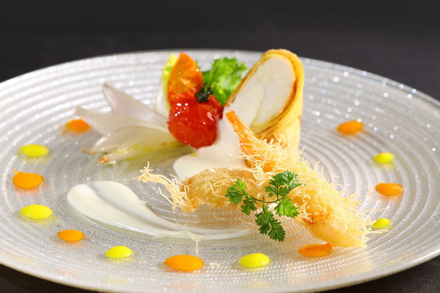 Hidangan Khas: Mousse Ikan Putih Gulung Crepe dengan Udang Goreng Bersalut Emas