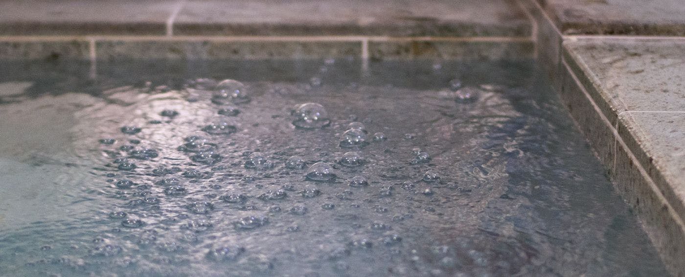 บ่อน้ำพุร้อนคาร์บอเนตเทียมความเข้มข้นสูง