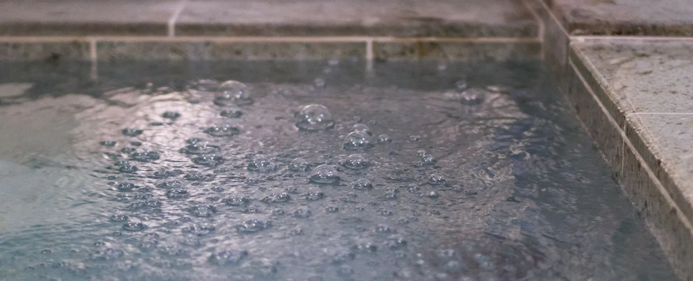 บ่อน้ำพุร้อนคาร์บอเนตเทียมความเข้มข้นสูง