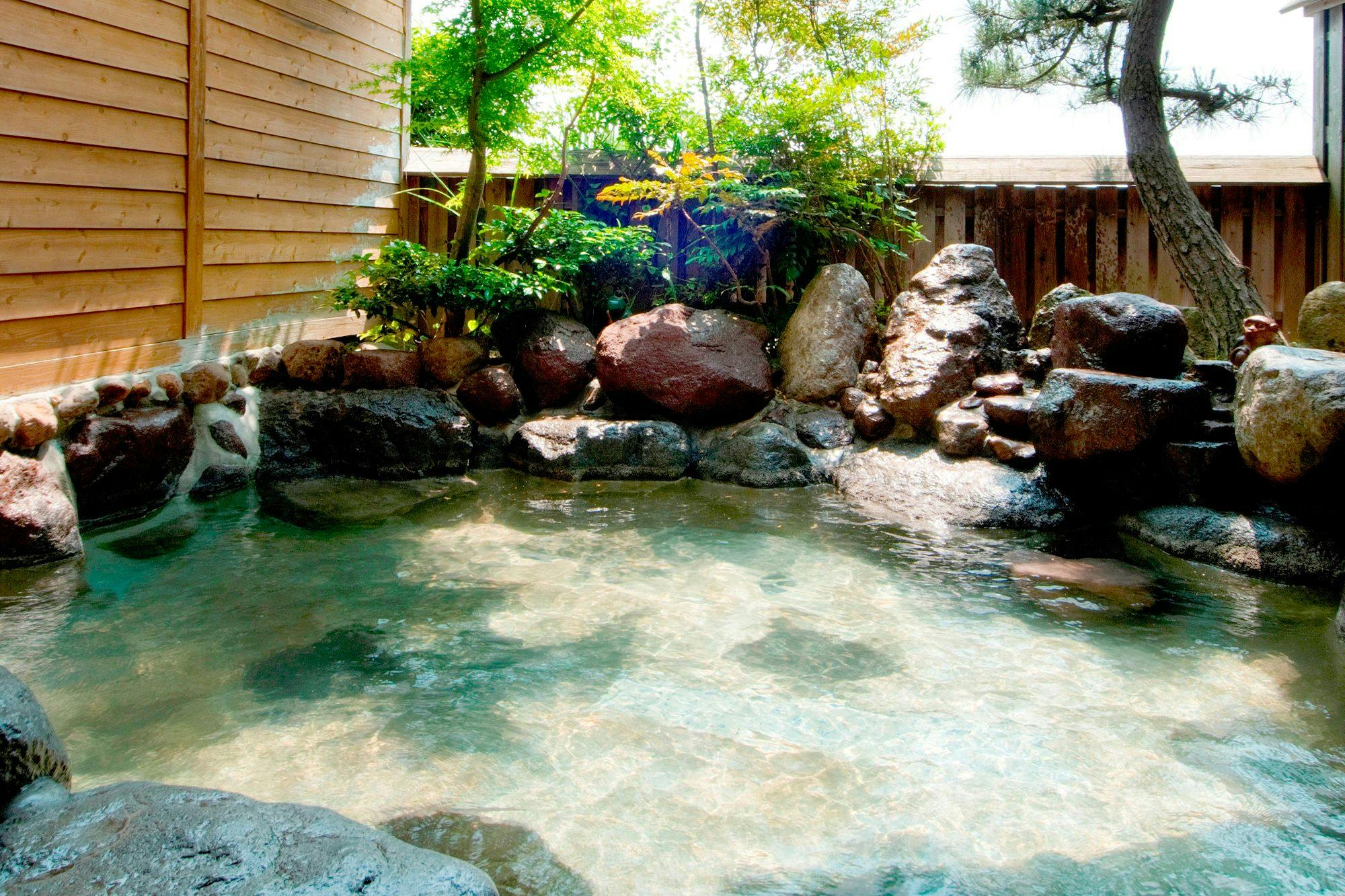 บ่อน้ำพุร้อนกลางแจ้งแบบส่วนตัว