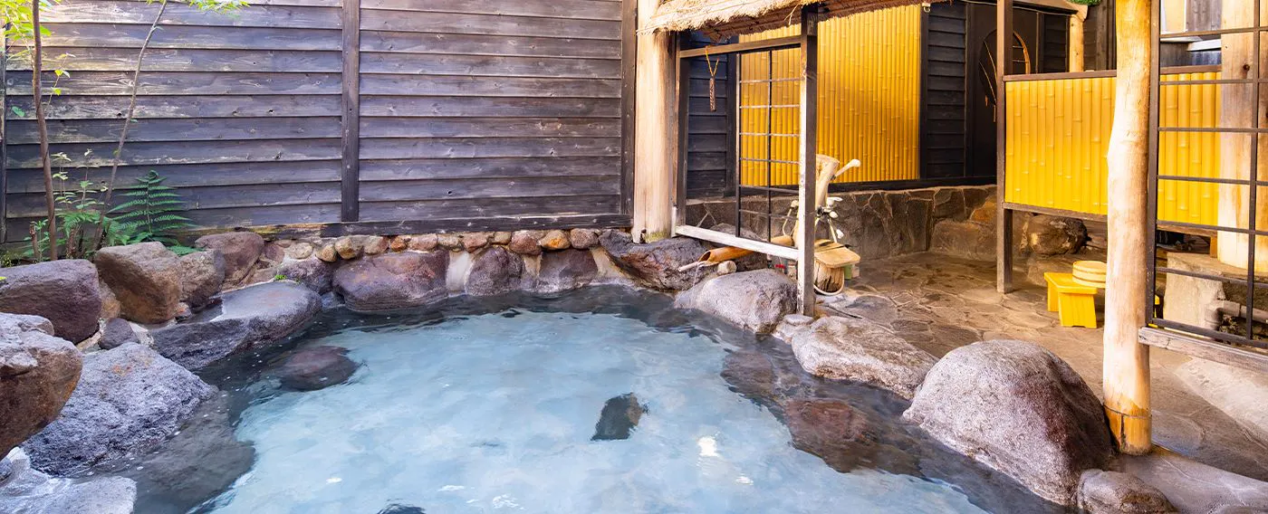 บ่อน้ำพุร้อนแห่งสายลม