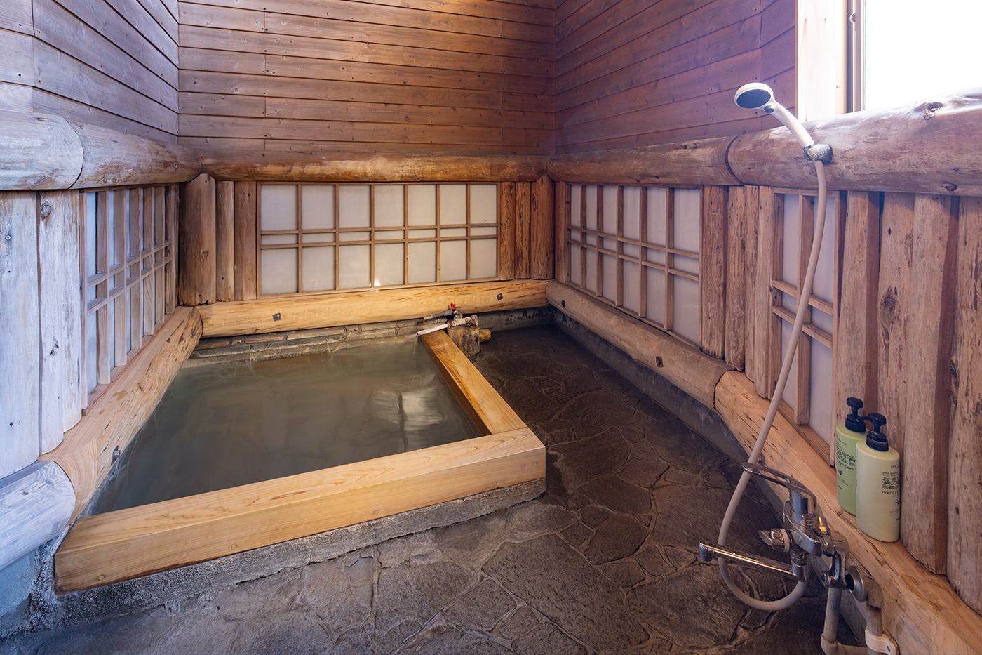 ออนเซ็นยามค่ำคืน