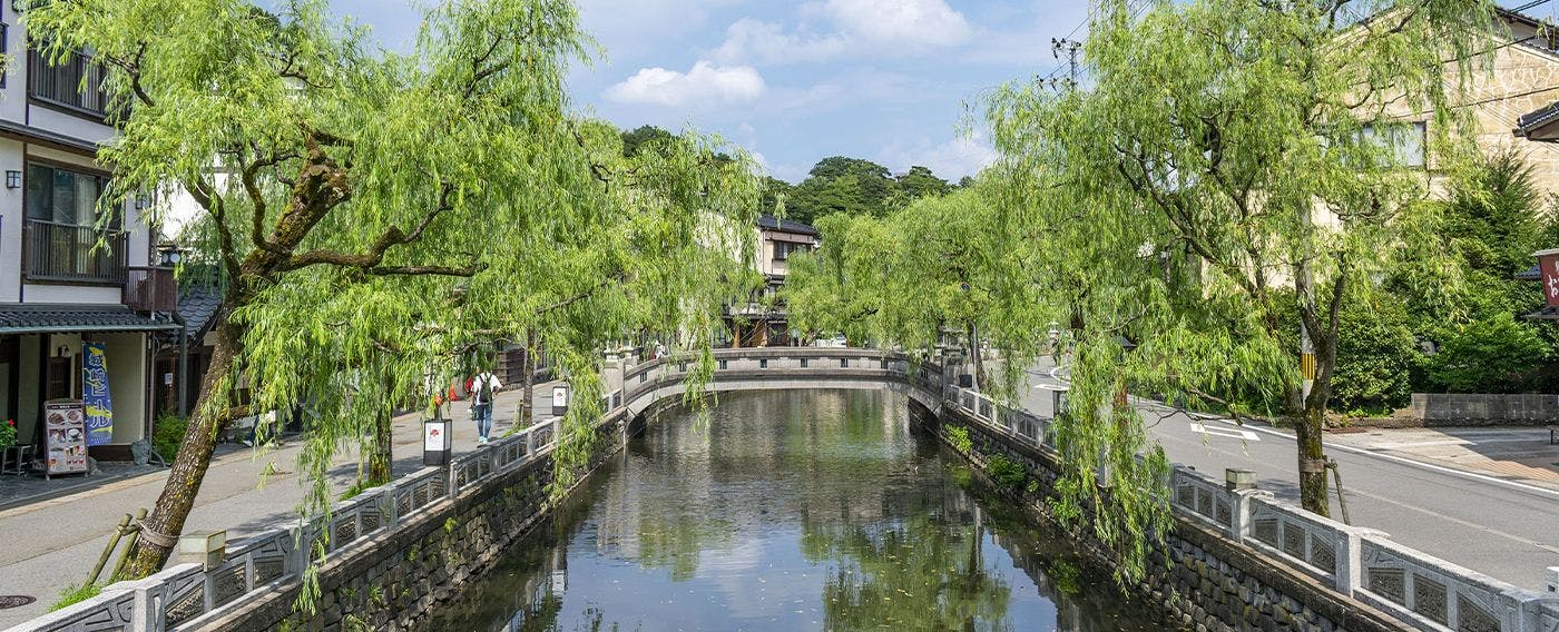 บริเวณรอบสิ่งอำนวยความสะดวก