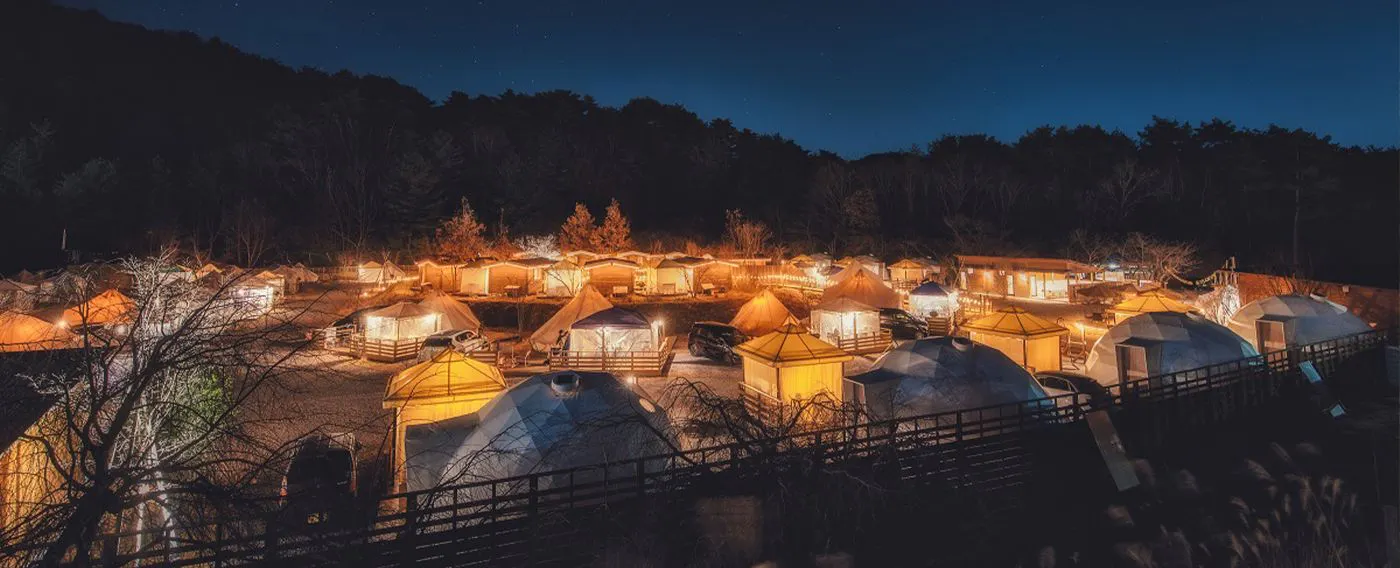 ภาพภายในบริเวณที่พัก (ตอนกลางคืน)