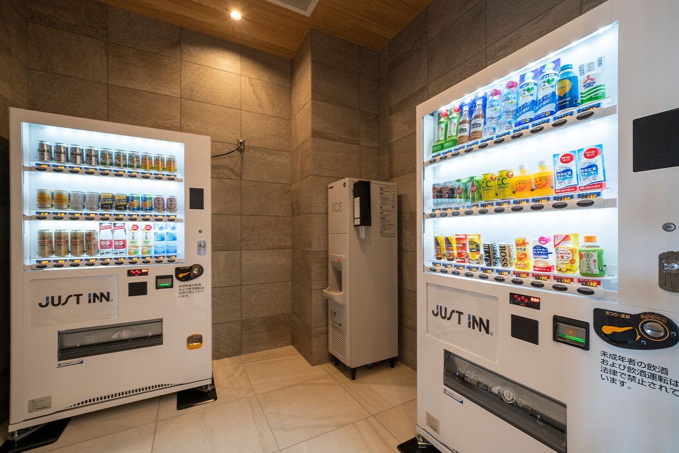 館內設施｜1F・自動販賣機（提供各種酒類）