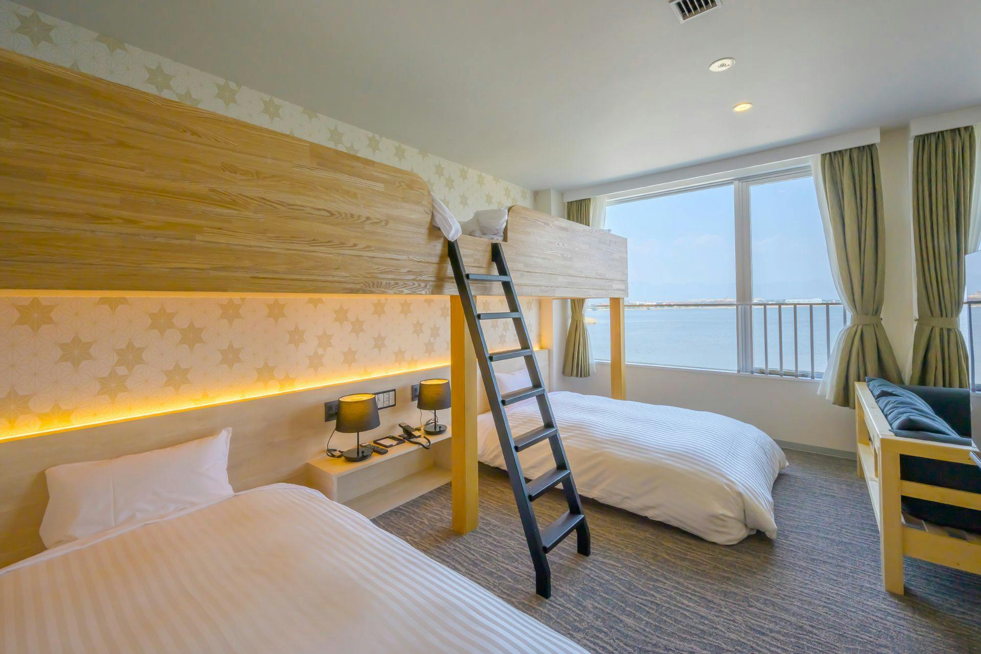 ซูพีเรียทวินพร้อมห้องใต้หลังคาริมทะเลสาบ ~ MIKOTO