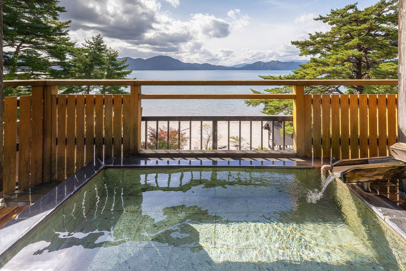 ออนเซ็นกลางแจ้ง