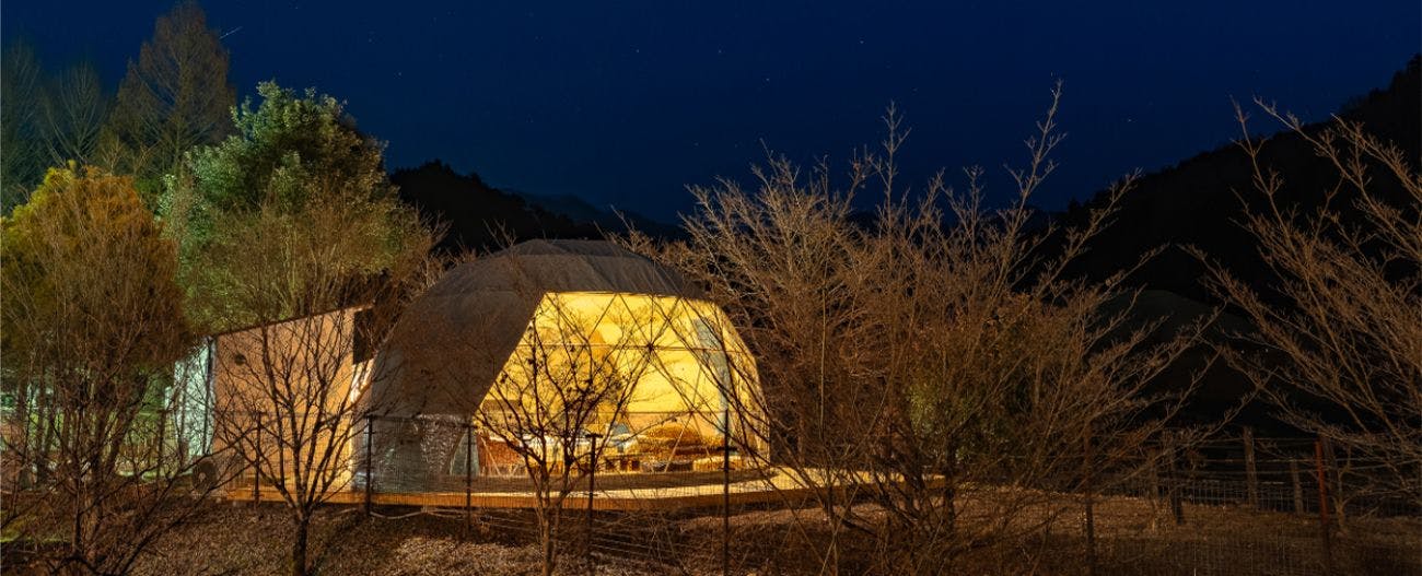 Tampilan luar pada malam hari