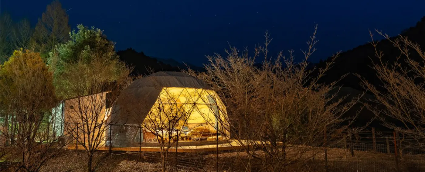 Tampilan luar pada malam hari