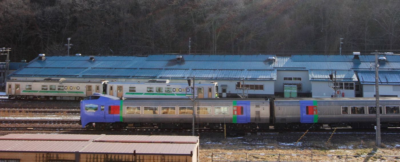 รถไฟที่มองเห็นได้จากห้องพัก.