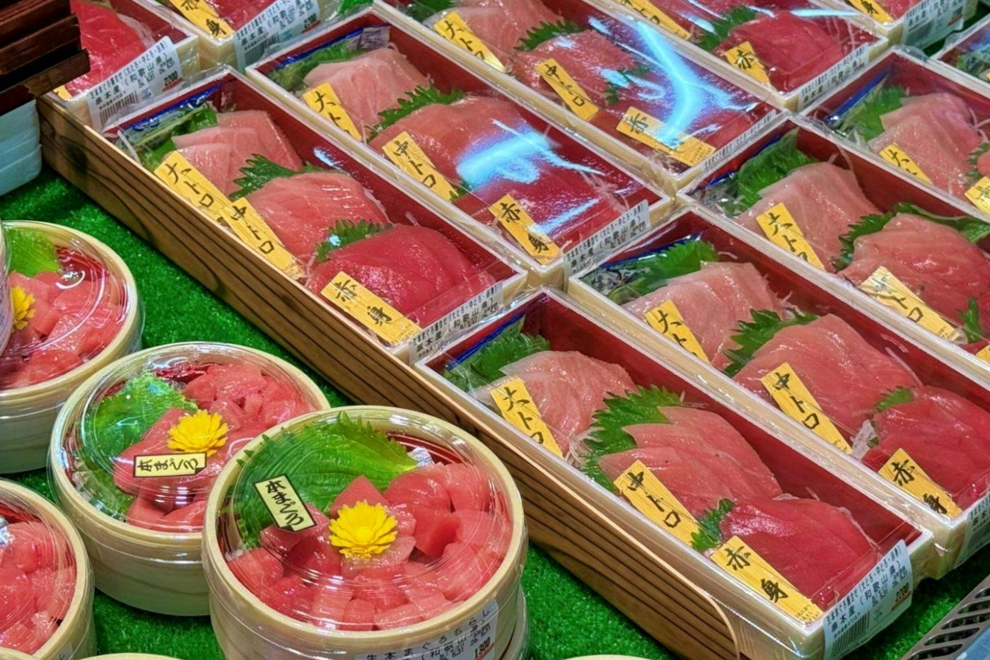 Nikmati ikan segar dari seluruh negara yang bisa disantap langsung di tempat, serta berbelanja oleh-oleh khas Wakayama.