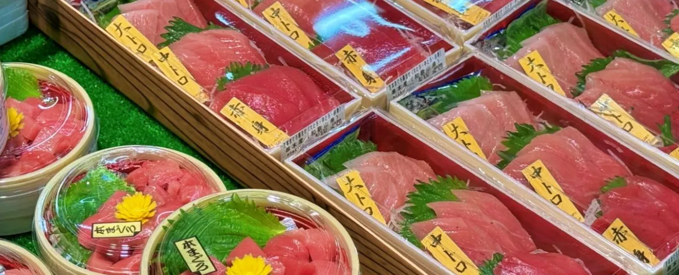 Nikmati ikan segar dari seluruh negara yang bisa disantap langsung di tempat, serta berbelanja oleh-oleh khas Wakayama.
