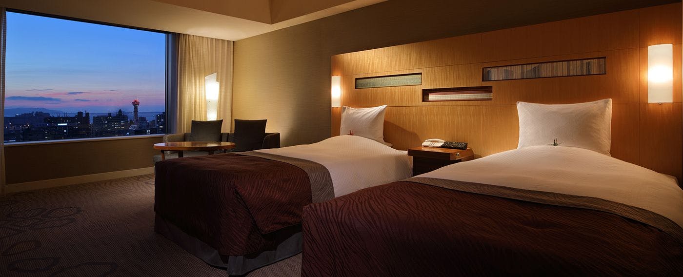 【大床双人房】眺望黄昏中的博多。高品质且宁静的空间氛围。※图片仅供参考。