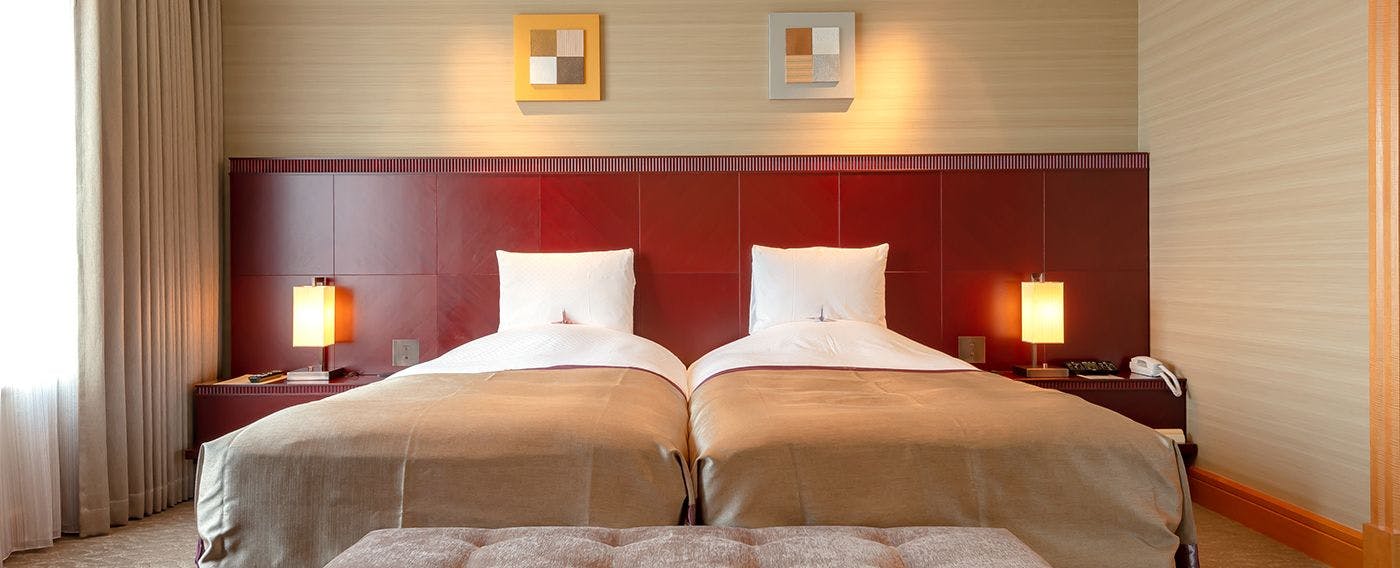 【港景套房】我们精心整理床铺和房间的每个角落，迎接您的到来。