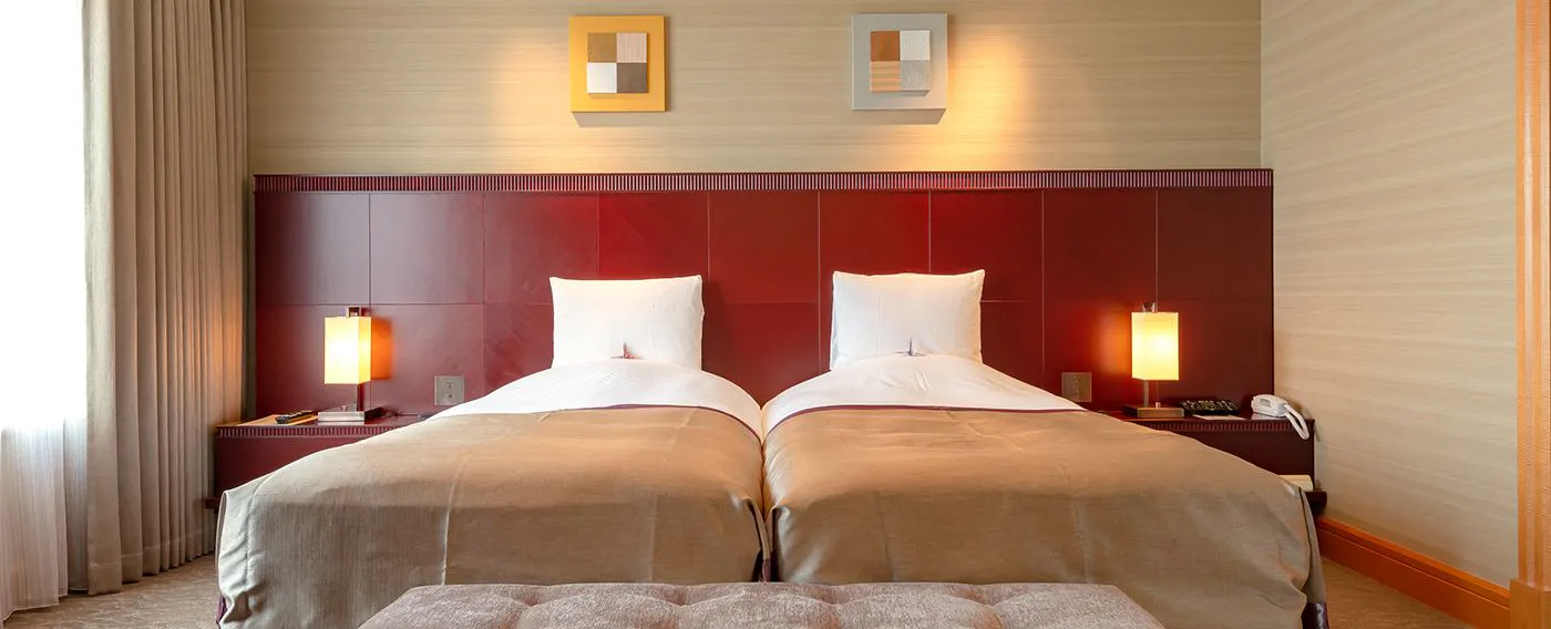 【港景套房】我们精心整理床铺和房间的每个角落,迎接您的到来。