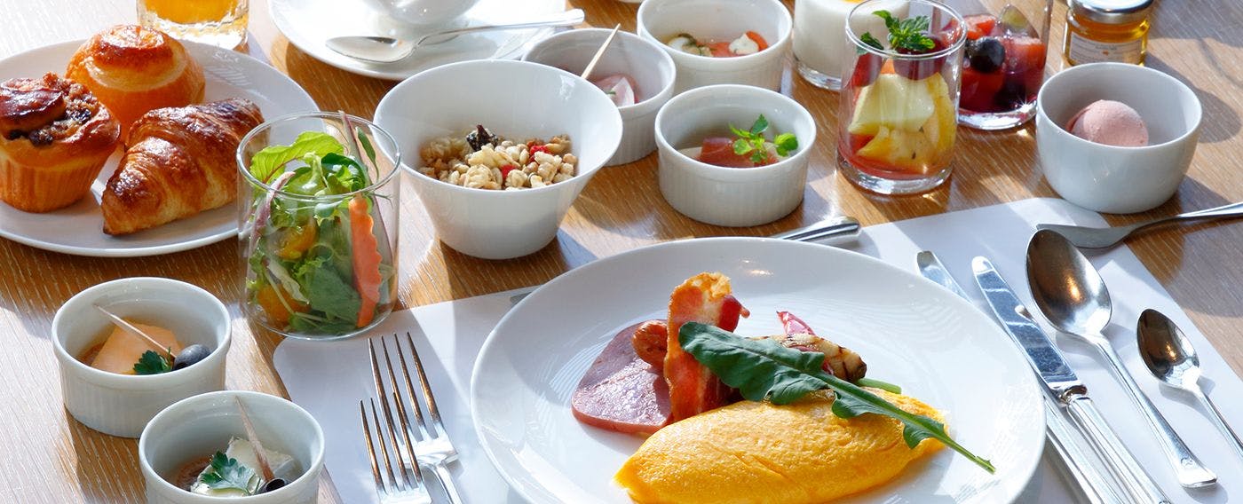 【日西式自助餐】遵循基本原则，精心烹饪每一种食材，展现酒店特色的早餐。