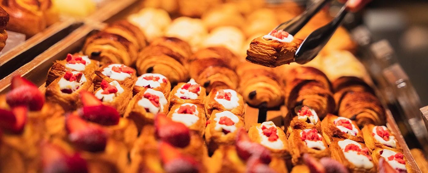 【日式与西式自助餐】香气四溢的酒店自制面包供您品尝。