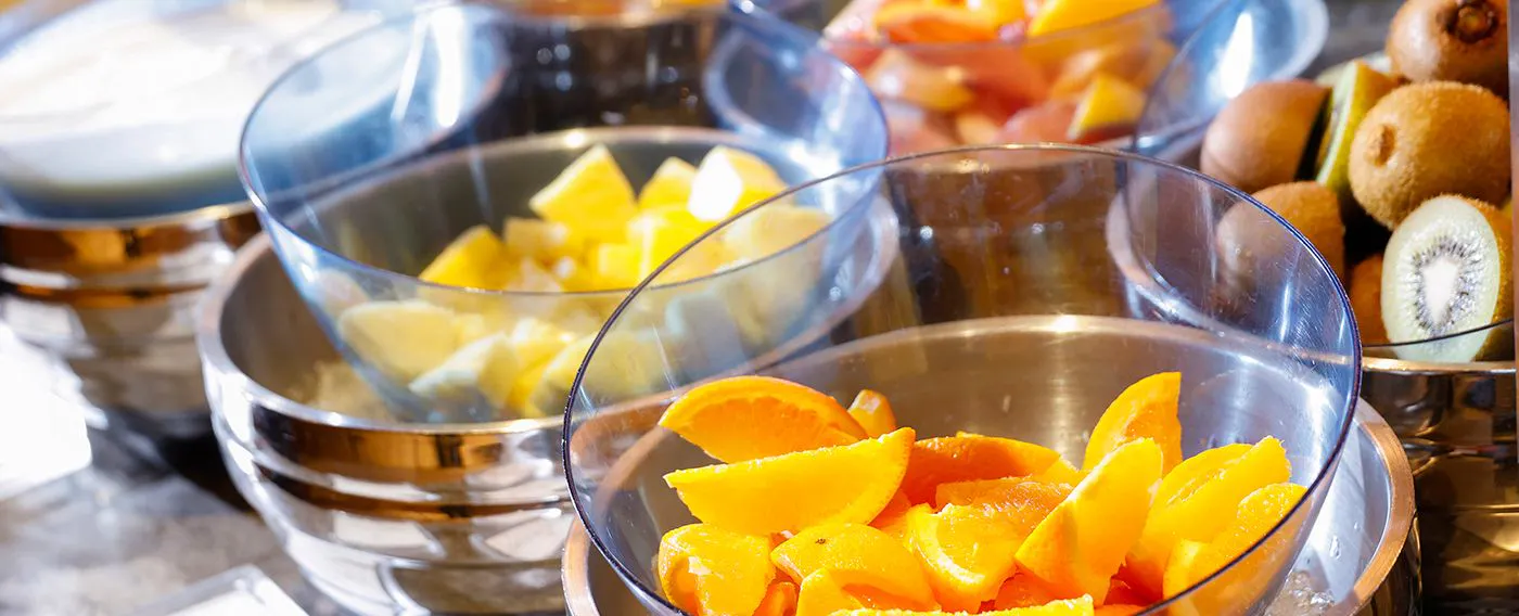 【日式与西式自助餐】新鲜水果补充维生素。