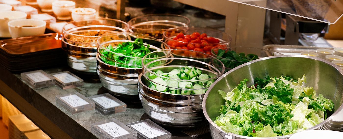 【日式与西式自助餐】新鲜沙拉可随意享用。