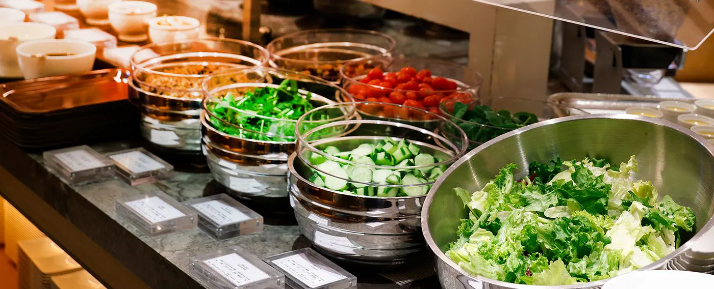 【日式与西式自助餐】新鲜沙拉可随意享用。