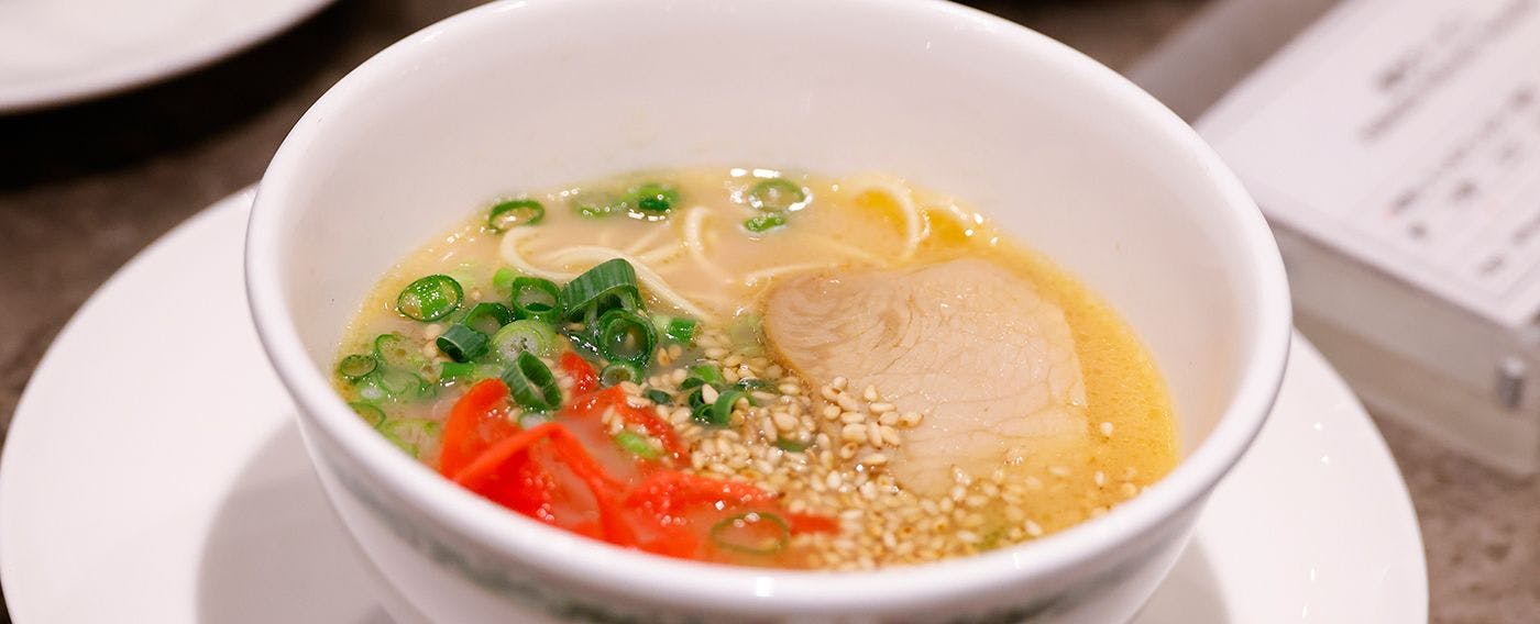 【日式与西式自助餐】“招牌博多拉面”，浓郁猪骨汤搭配红姜享用。