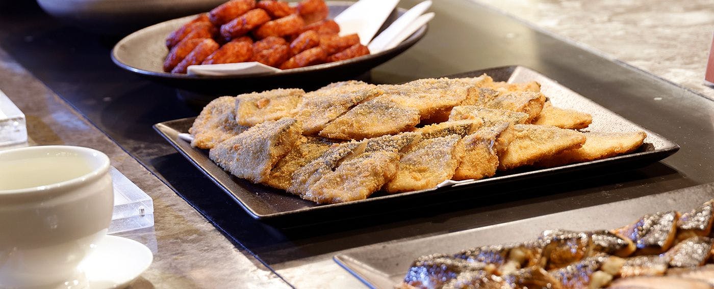 【日式与西式自助餐】“炸竹荚鱼”使用长崎县松浦市捕捞的竹荚鱼制作，外酥里嫩，口感松软。