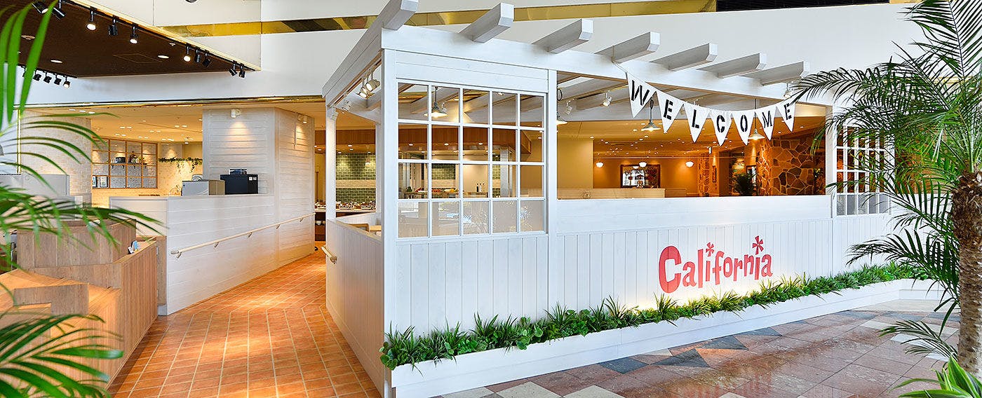 進入正門後，左手邊的餐廳散發著誘人的美食香氣...