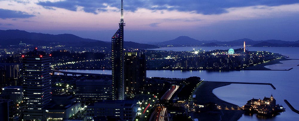 「日本の都市景観100選」に選定されたシーサイドももち地区の夜景