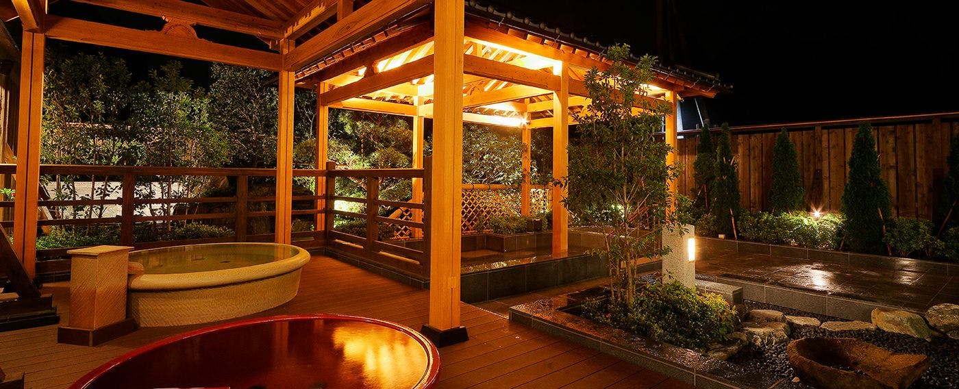 야간 조명이 아름다운 정원풍 노천탕
