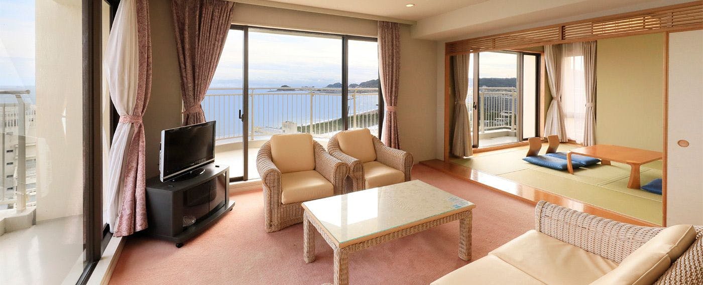 自慢の客室は全室オーシャンビュー＆リビング付
