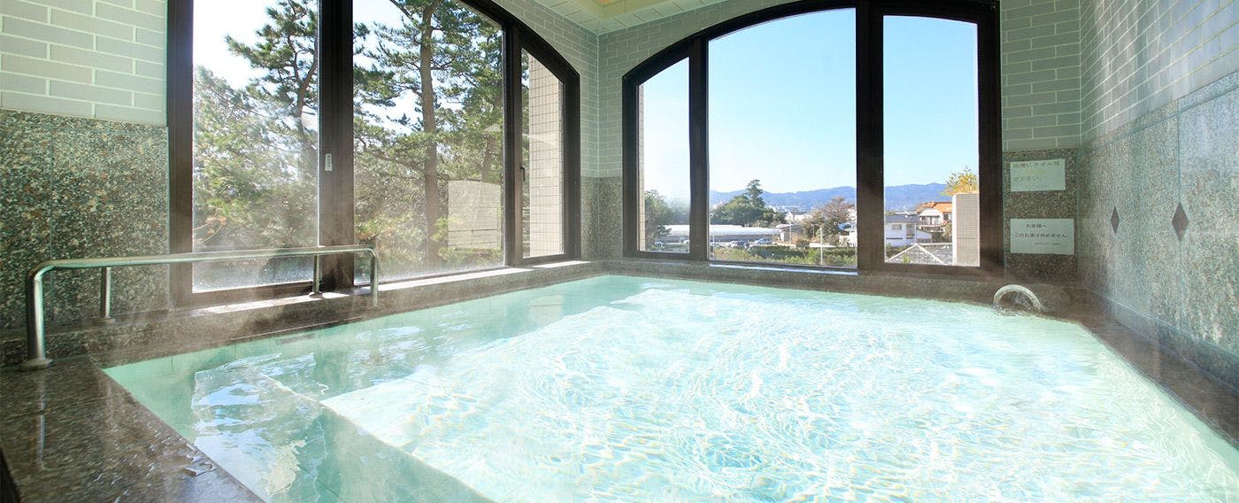 鴨川市街と太平洋を遠目に臨む大浴場