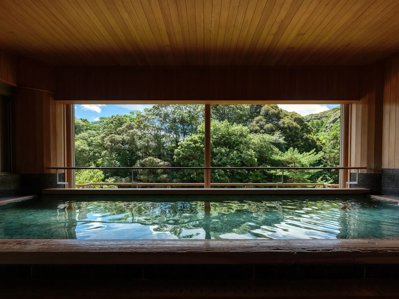 大谷山荘：緑を望む大浴場