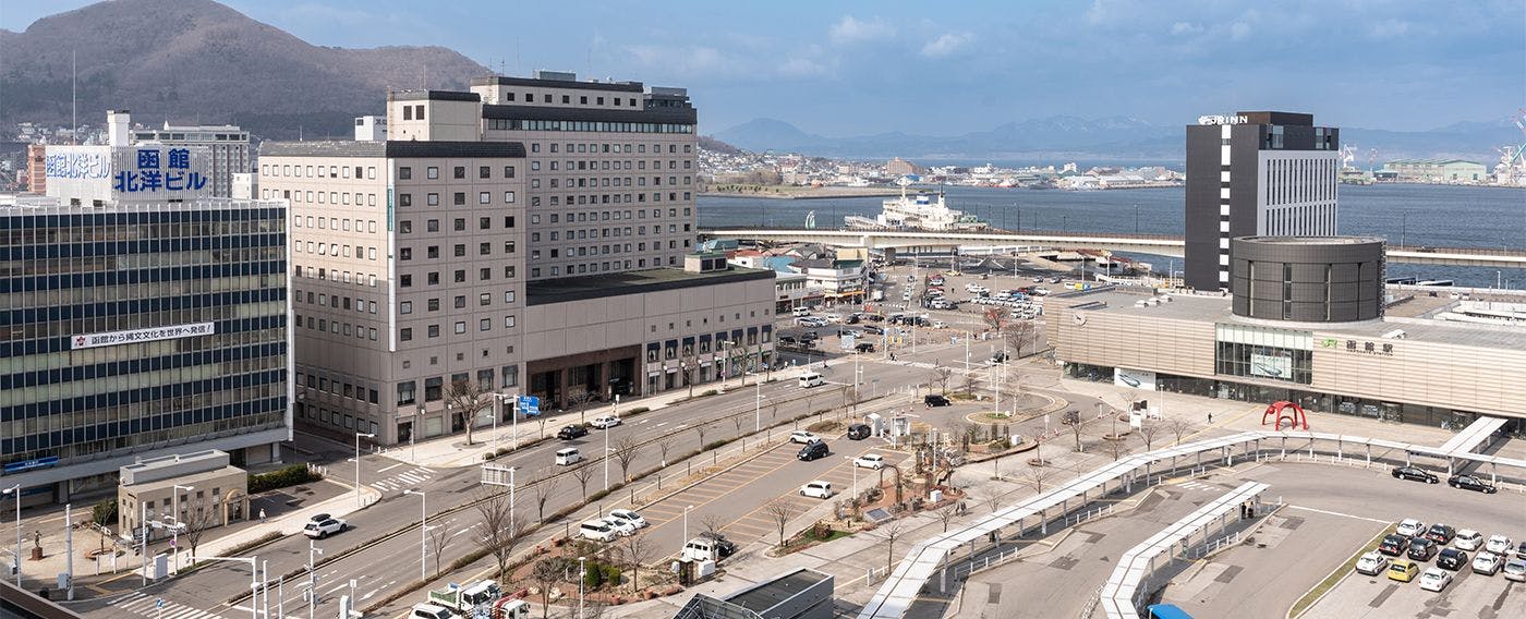 สถานี JR ฮาโกดาเตะ・ป้ายรถราง・สถานีขนส่งอยู่หน้าโรงแรม หนึ่งในเสน่ห์คือทำเลที่ยอดเยี่ยม